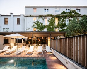 Outdoor pool, open 8:00 AM to 9:00 PM, pool umbrellas, sun loungers - Les Elmes - Hôtel, Spa & Plage Privée (Banyuls-sur-Mer)