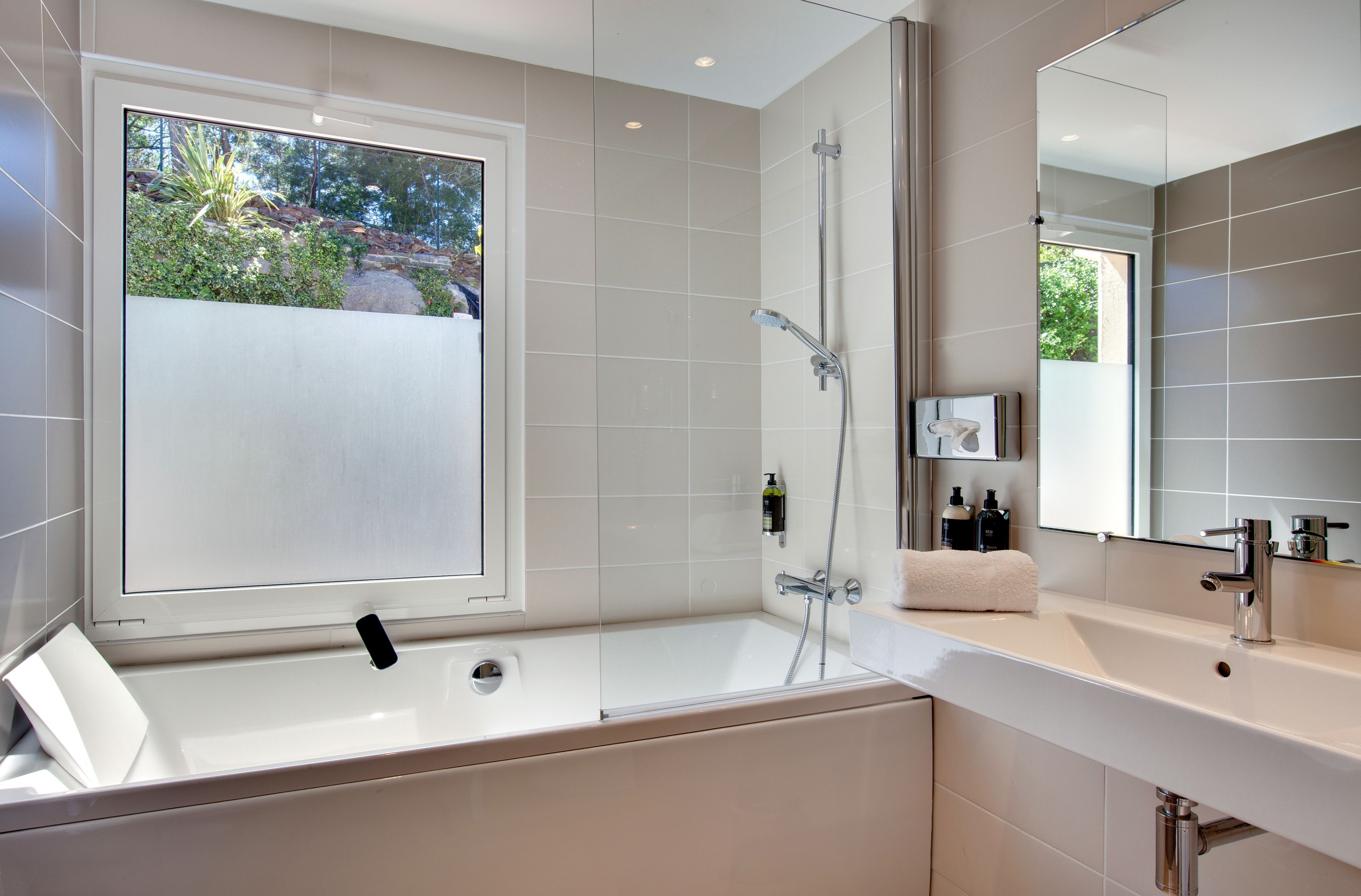 junior suite, garden view | bathroom | hair dryer, towels