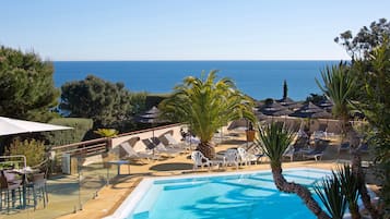 Piscine extérieure, parasols de plage, chaises longues