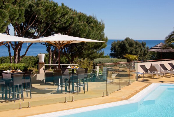 Daily buffet breakfast (EUR 16 per person)