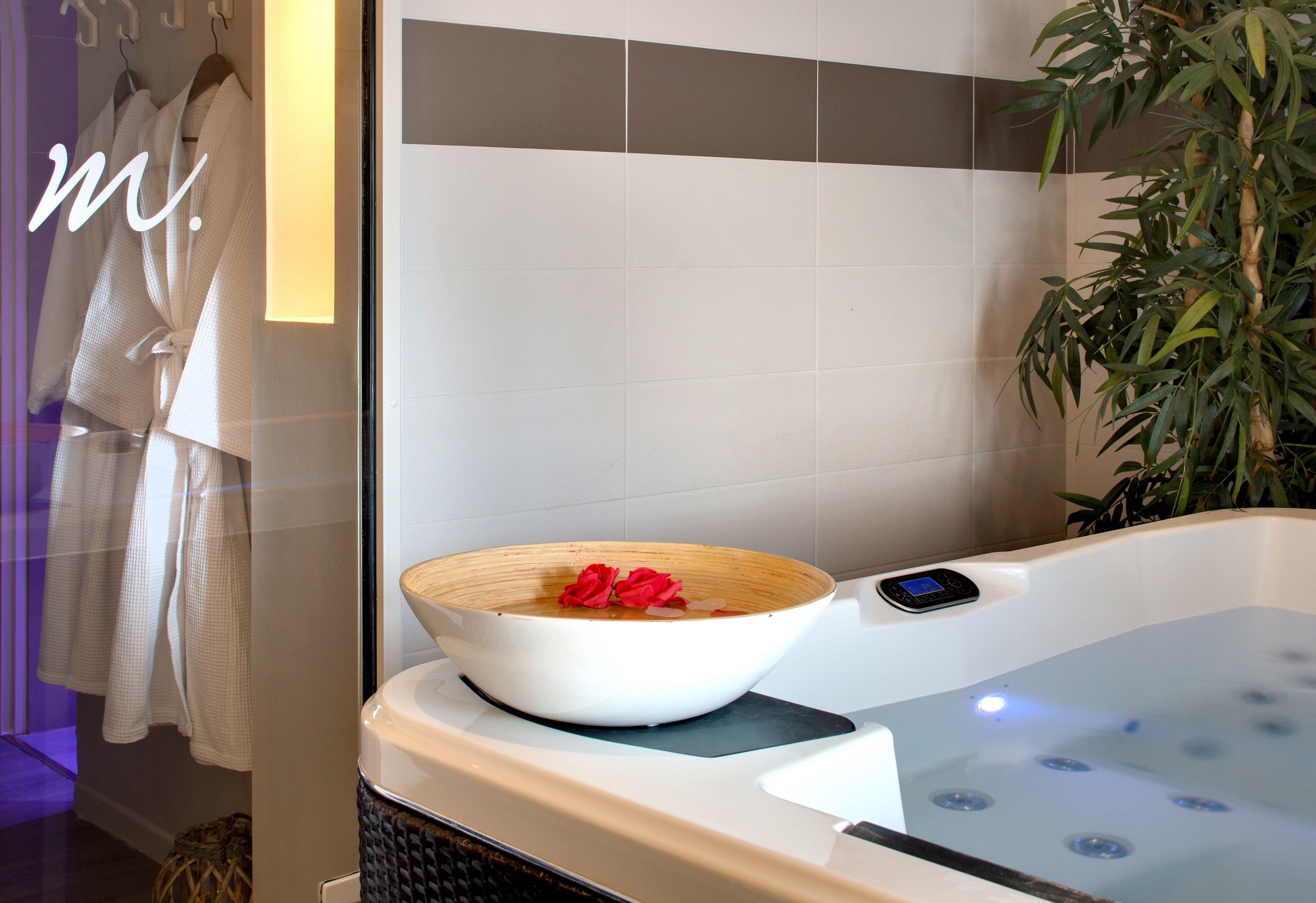 couples treatment room(s), hot tub, steam room, turkish bath/hammam