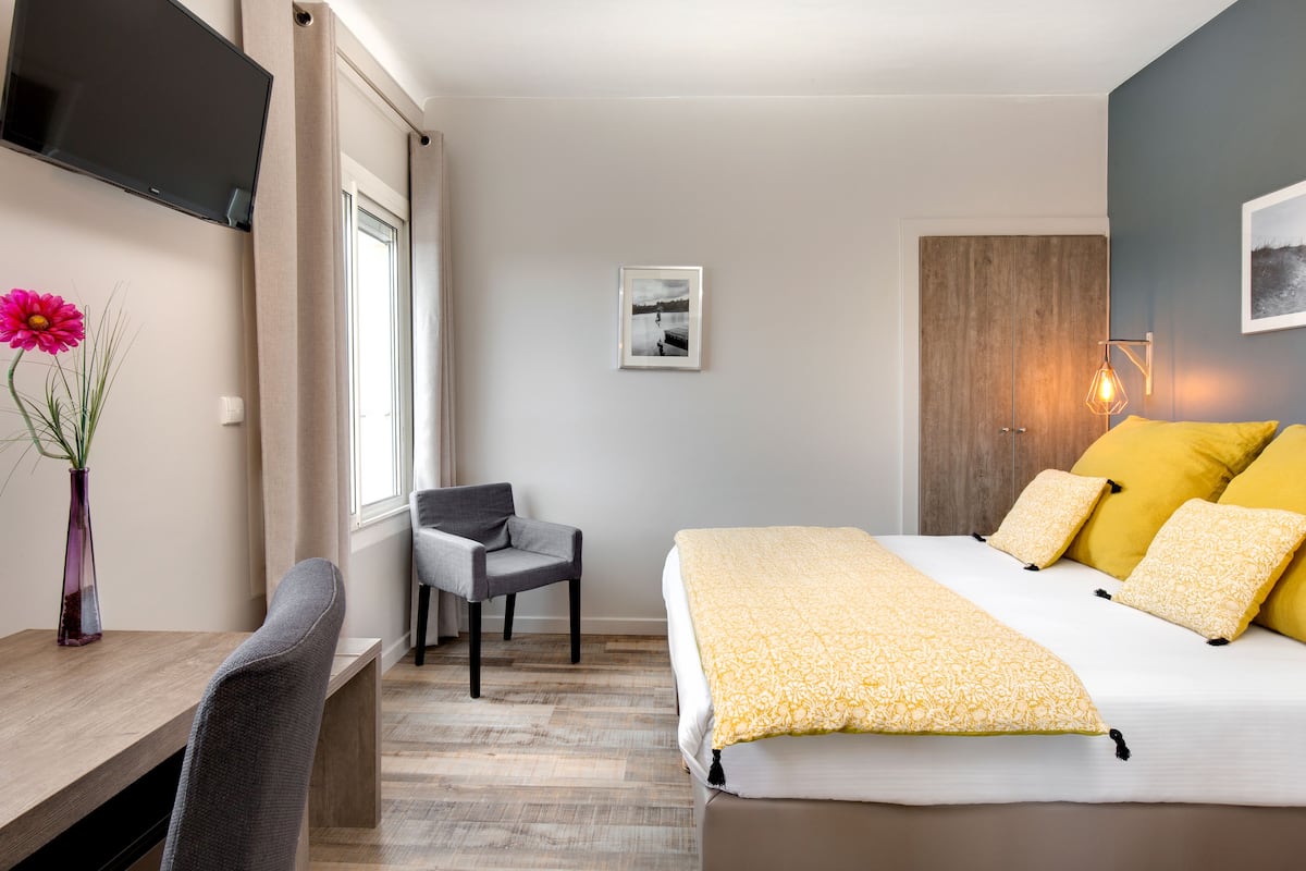 Double Room, Pool View | Premium bedding, pillowtop beds, in-room safe, soundproofing
