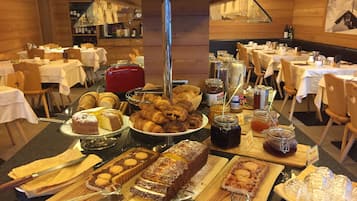 Se ofrece un desayuno bufé todos los días (por un coste adicional)