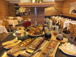 Se ofrece un desayuno bufé todos los días (por un coste adicional)