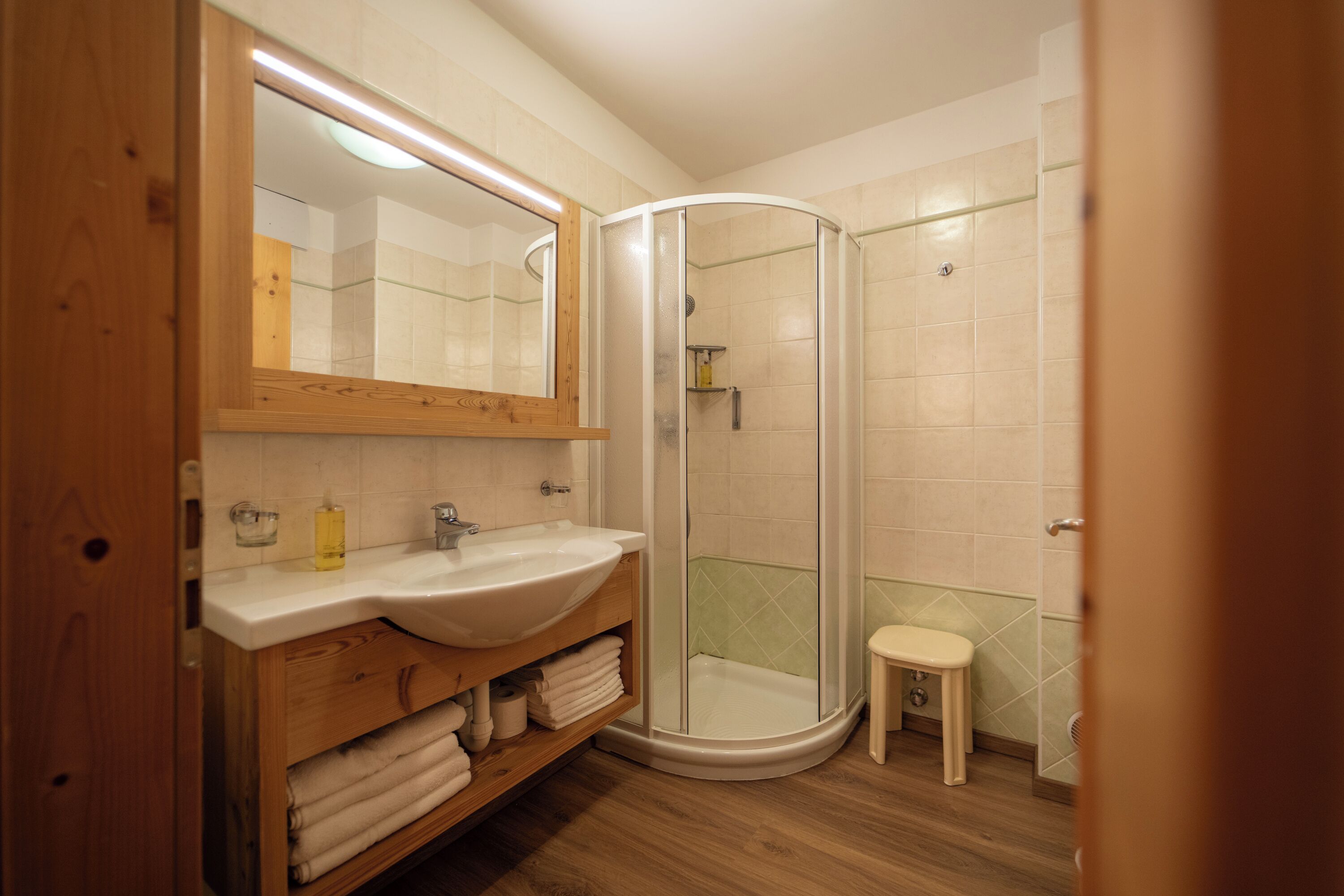 junior suite | bathroom | shower, free toiletries, hair dryer, bidet