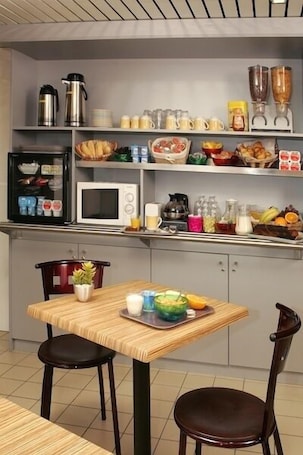 Daily buffet breakfast for a fee. Fasthôtel Noyelles Godault