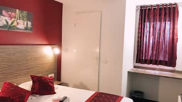 Comfort Double Room | Individually furnished, desk, soundproofing, iron/ironing board