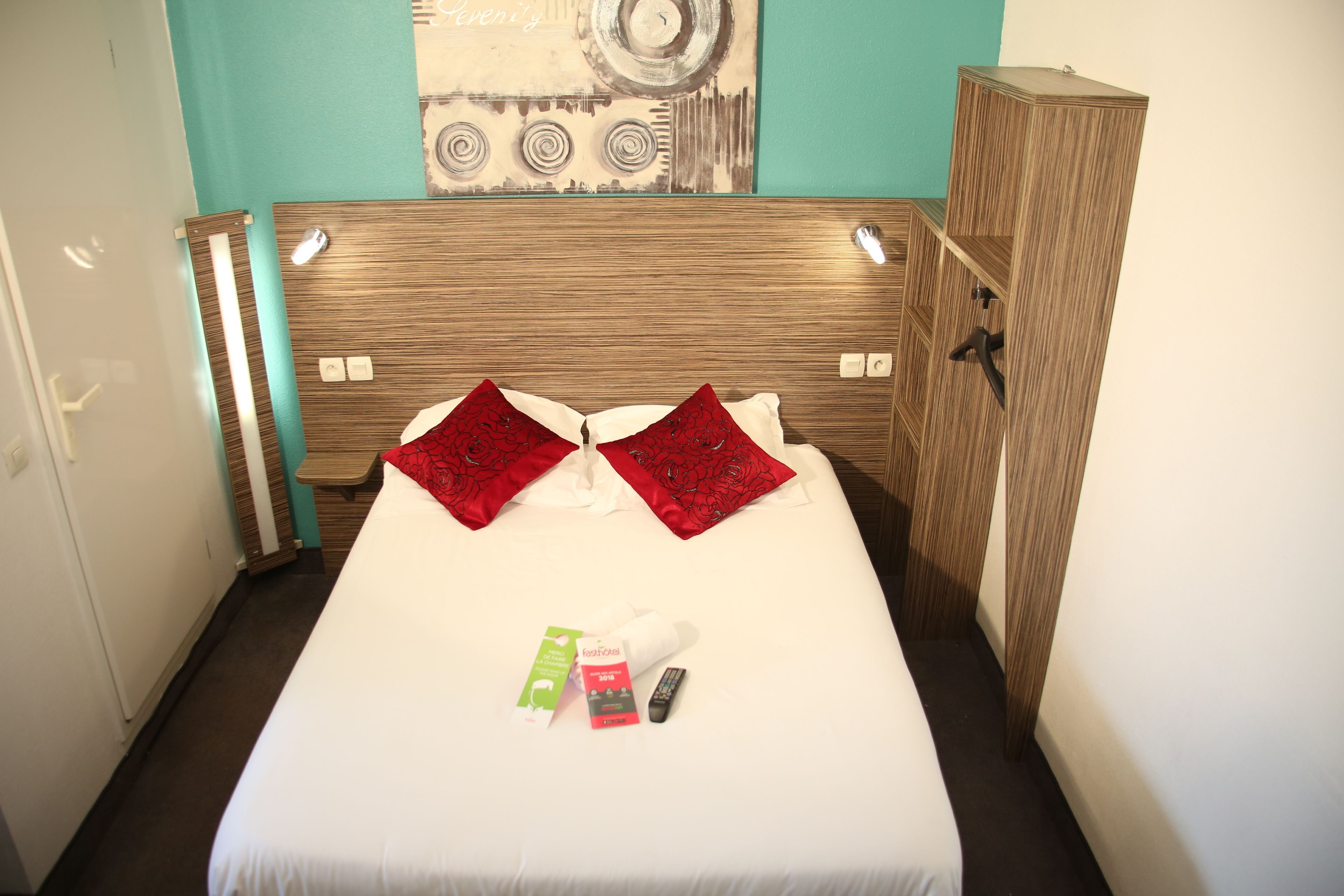 Muebles diferentes, escritorio y insonorización 