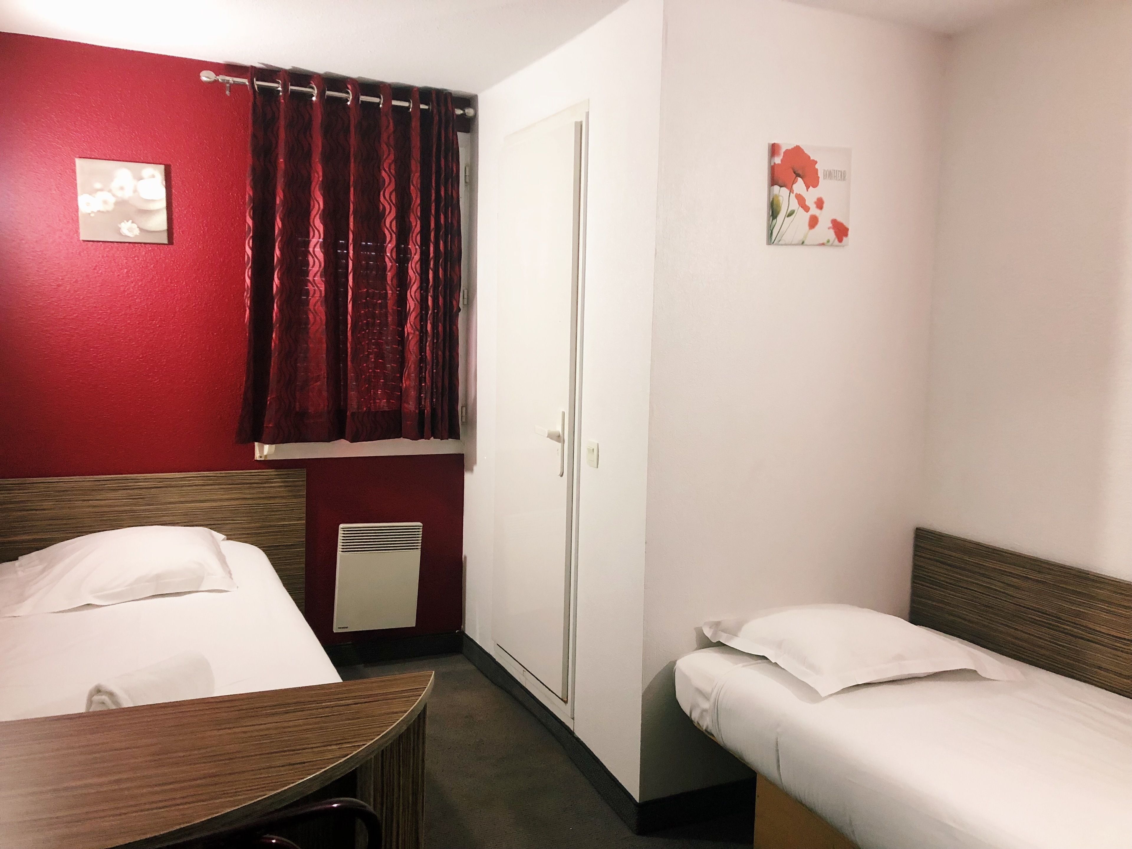 Muebles diferentes, escritorio y insonorización 