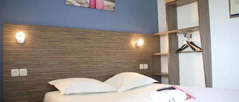 Comfort Double Room | Individually furnished, desk, soundproofing, iron/ironing board