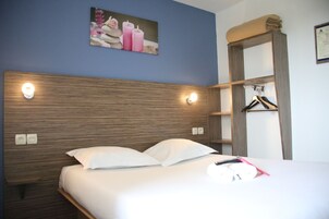 Comfort Double Room | Individually furnished, desk, soundproofing, iron/ironing board