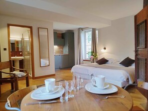 Individually furnished, desk, blackout drapes, soundproofing - La Bonneterie (Andlau)