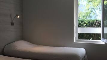 Chambre 2 lits jumeaux | Fer et planche à repasser, accès au Wi-Fi (inclus), literie fournie