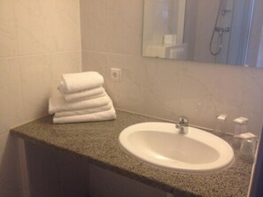 ヘアドライヤー、タオル