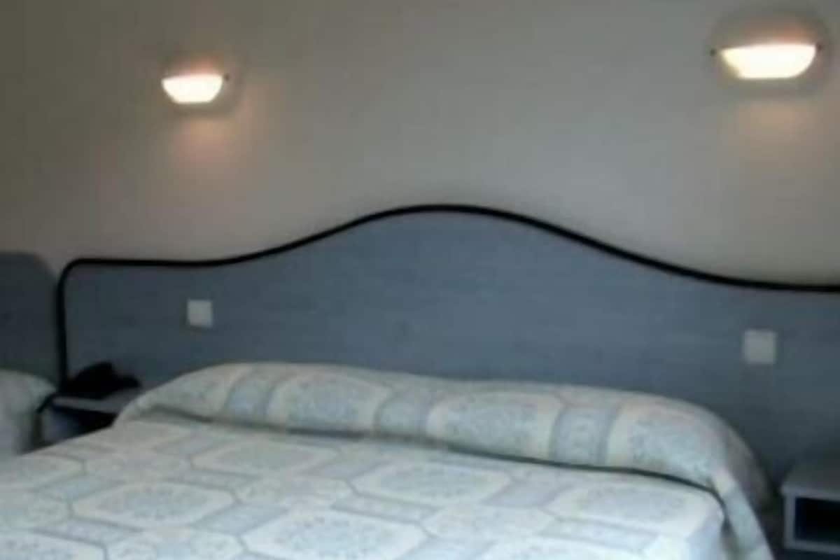 Masa, ses yalıtımı, ütü/ütü masası, kablosuz İnternet