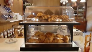 A bakery display with various pastries and baked goods. - Europa (Bardonecchia)