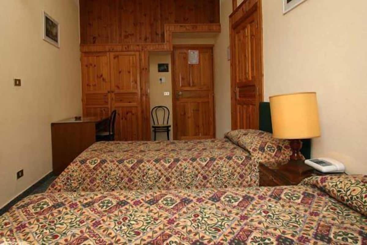 1 bedroom, in-room safe, desk, free WiFi
