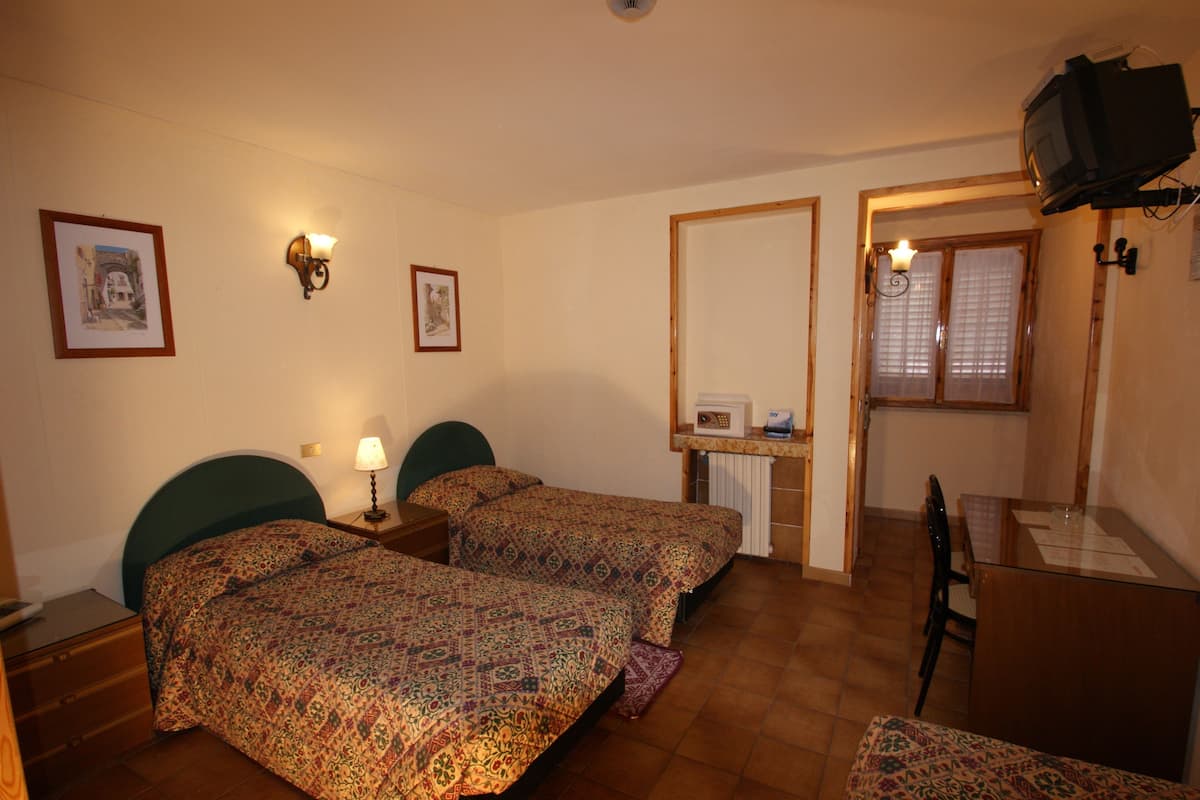 1 bedroom, in-room safe, desk, free WiFi