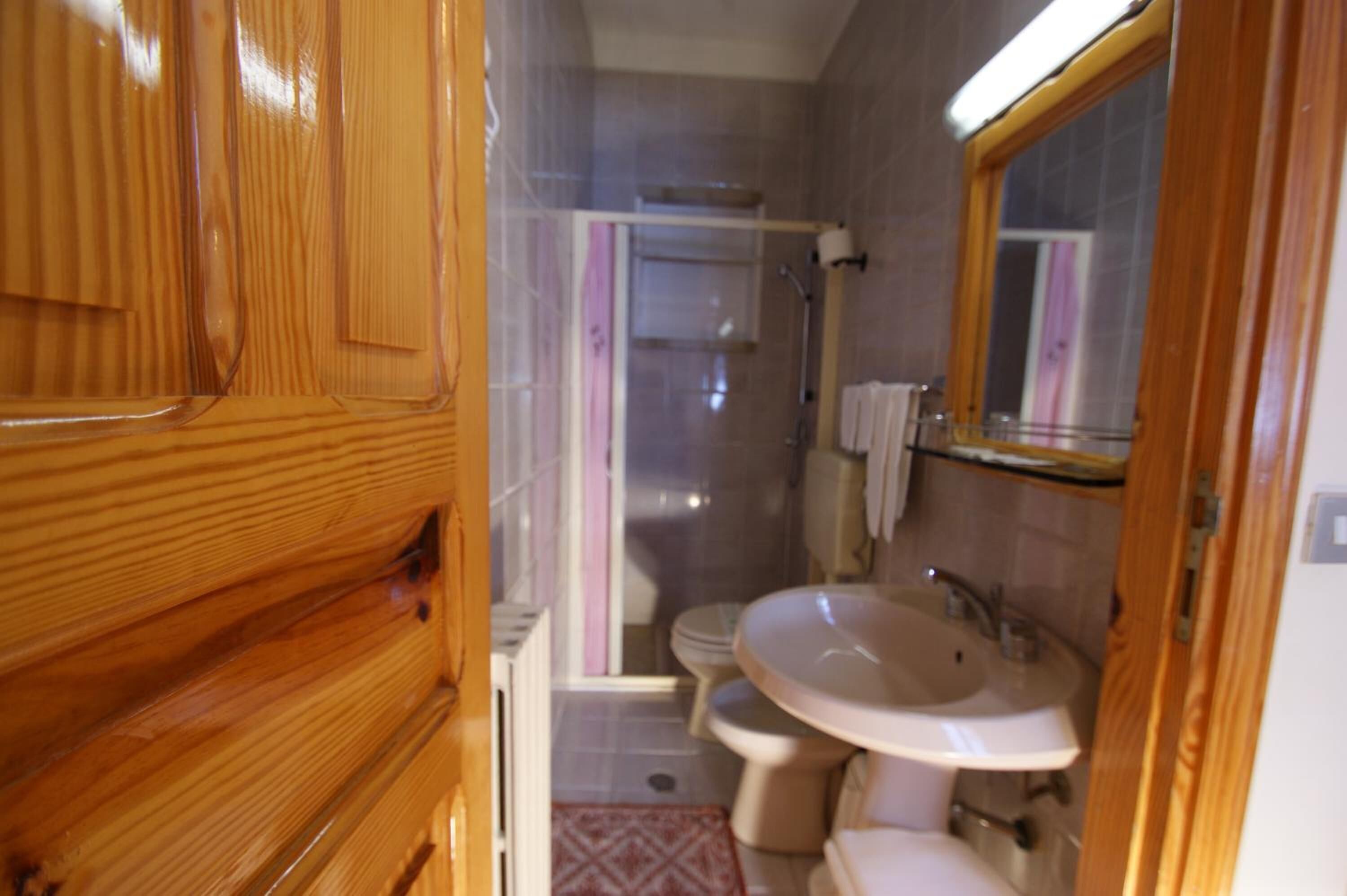 shower, rainfall showerhead, hair dryer, bidet