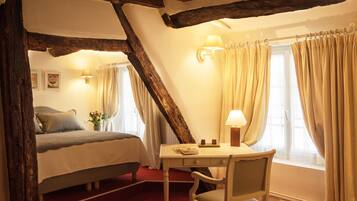 Superior-huone | Tallelokero huoneessa, työpöytä, ilmainen Wi-Fi, vuodevaatteet