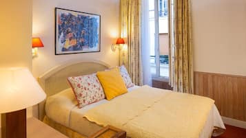 Habitación doble | Caja fuerte, escritorio, wifi gratis y ropa de cama