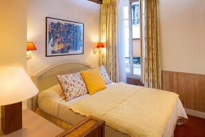 Kahden hengen huone | Tallelokero huoneessa, työpöytä, ilmainen Wi-Fi, vuodevaatteet