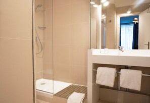 Habitación con 2 camas individuales | Baño | Artículos de higiene personal gratuitos, secador de pelo y toallas