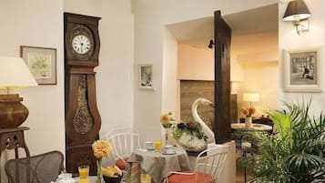 Desayuno continental (EUR 8.00 por persona)