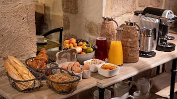 Petit déjeuner continental (19 EUR par personne)