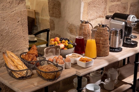 Daily continental breakfast (EUR 19 per person)