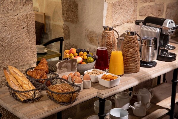 Desayuno continental diario (EUR 19 por persona)