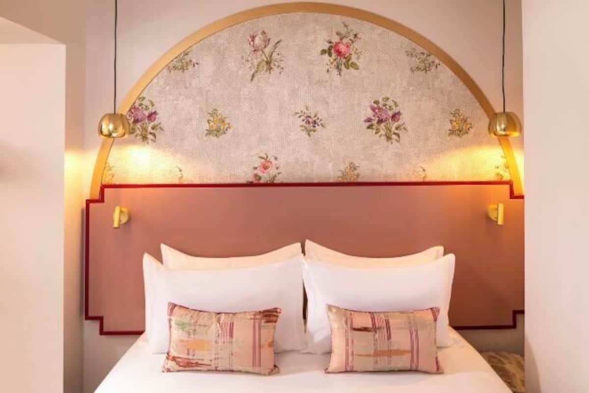 Premium bedding, in-room safe, individually decorated