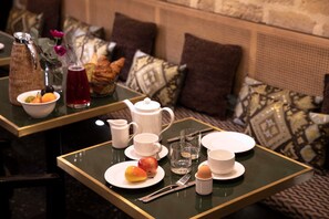 Daily continental breakfast (EUR 19 per person) - Hôtel des Deux-Iles - Notre-Dame (Paris)