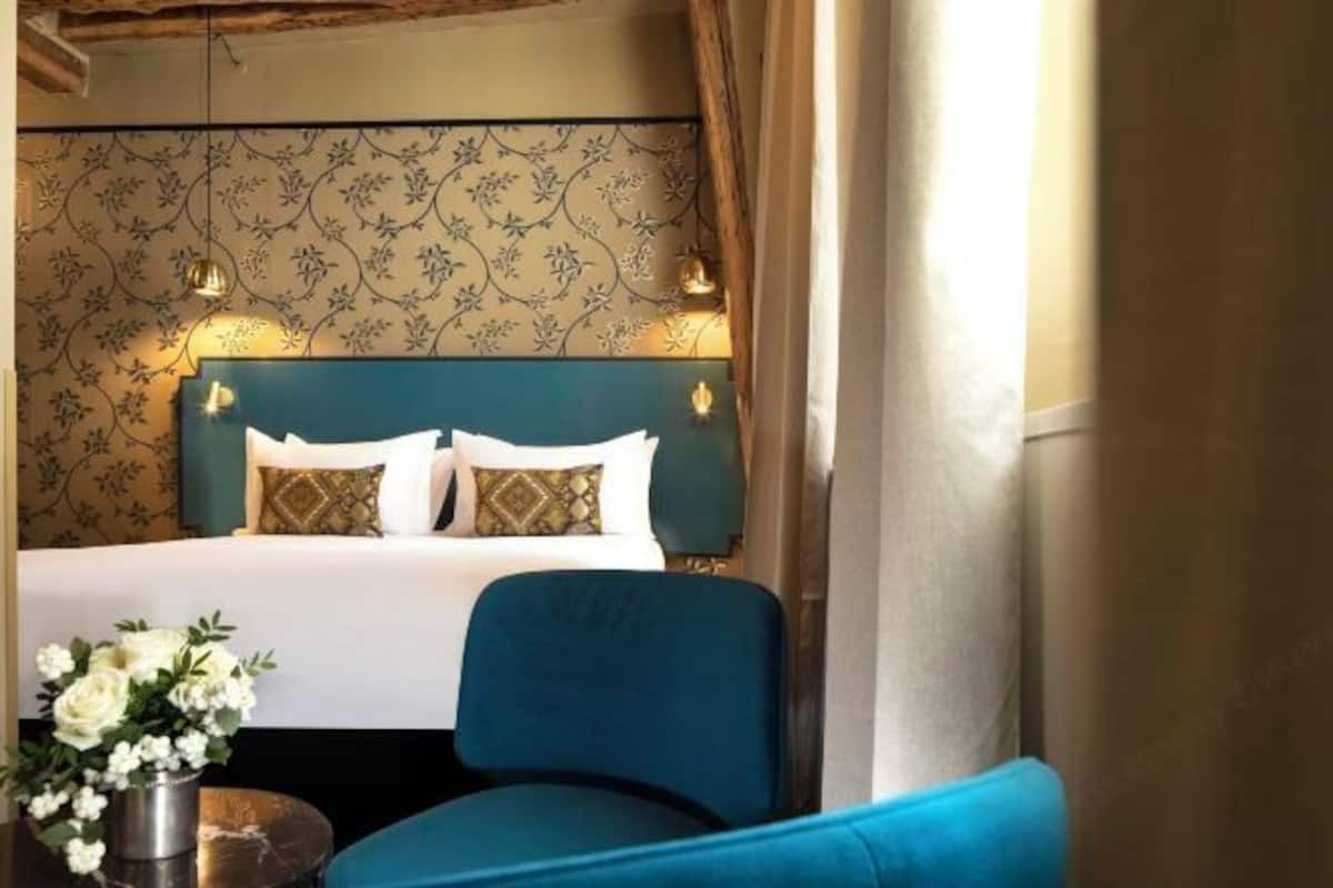 Premium bedding, in-room safe, individually decorated