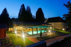 Utomhuspool, öppet 10.00 till 20.00, gratis cabanor och parasoller