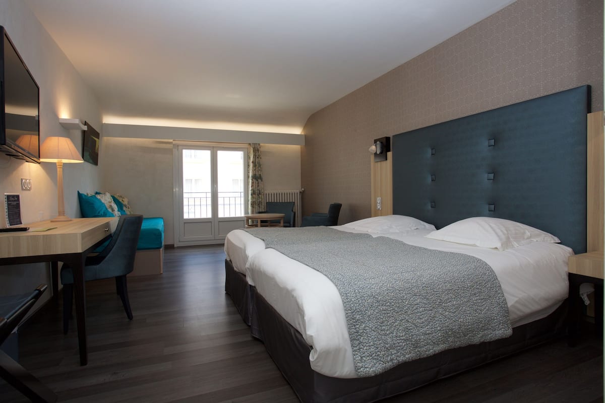 Premium bedding, in-room safe, desk, free WiFi