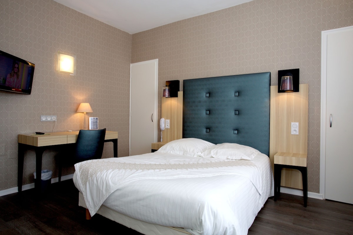 premium bedding, in-room safe, desk, free wifi