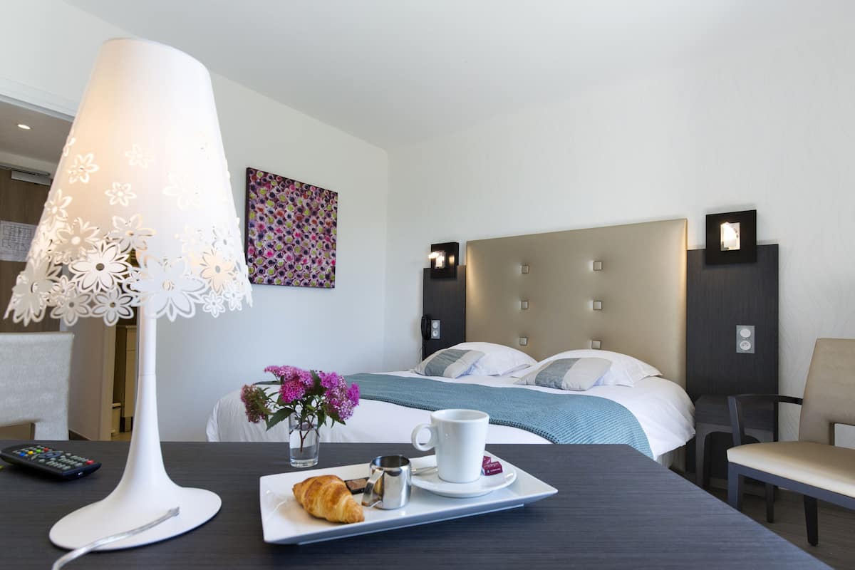 Premium bedding, in-room safe, desk, free WiFi
