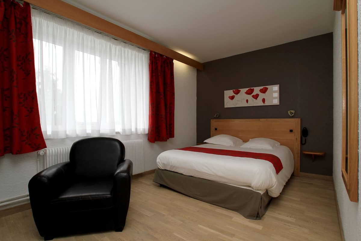 Premium bedding, in-room safe, desk, free WiFi