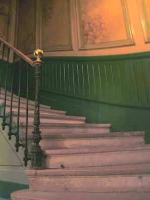 Interior entrance - Hotel Saint Jean (Chalon-sur-Saone)