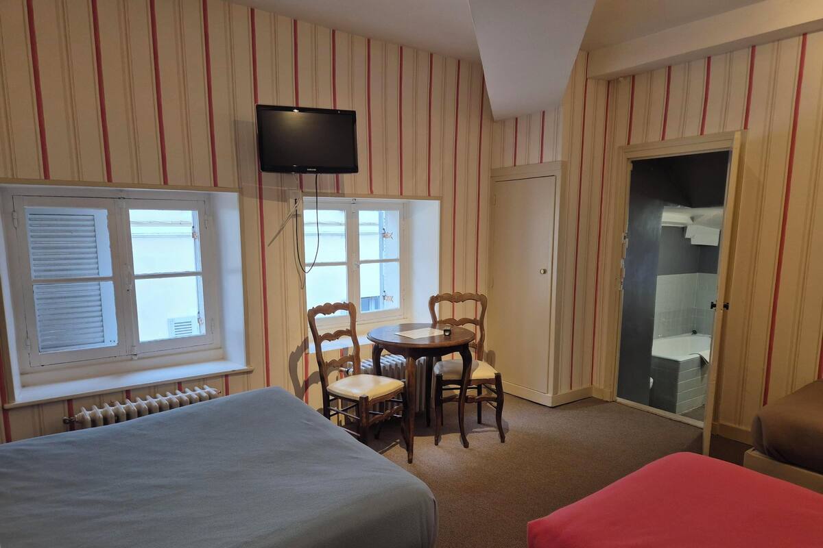 Classic Quadruple Room, Non Smoking, Bathtub | 1 bedroom, premium bedding, memory foam beds, desk