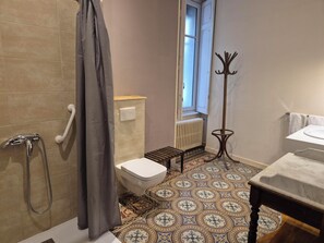 A bathroom with a shower, toilet, and sink. - Hotel Saint Jean (Chalon-sur-Saone)