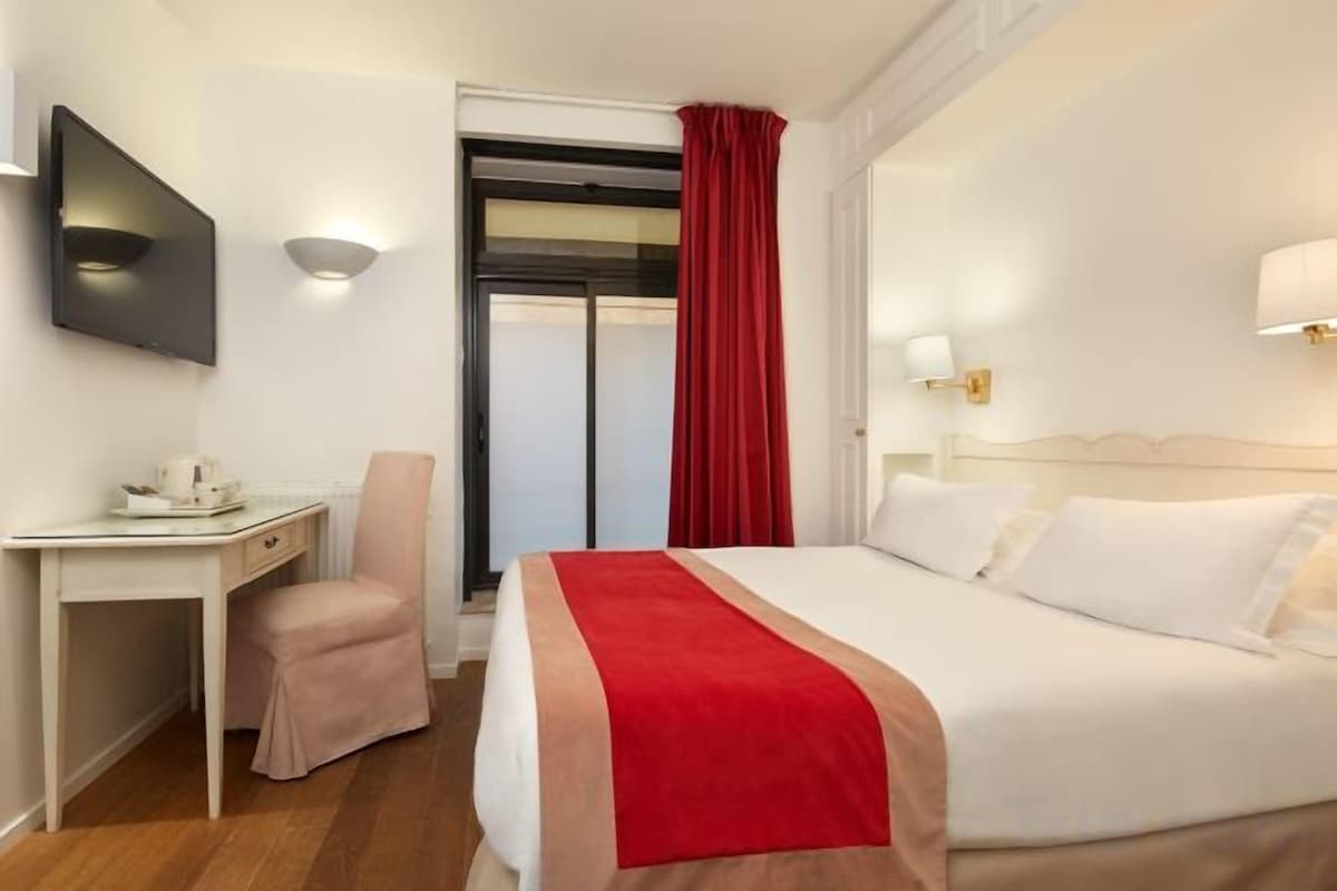 In-room safe, blackout curtains, soundproofing, iron/ironing board