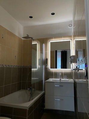 Chambre Simple | Bathroom | Shower, towels