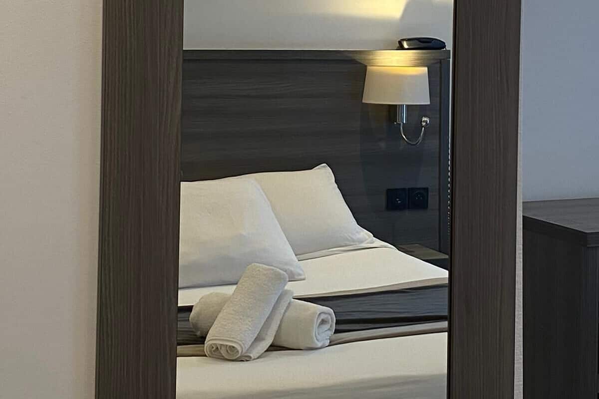 Chambre Simple | Cribs/infant beds, rollaway beds, free WiFi, bed sheets
