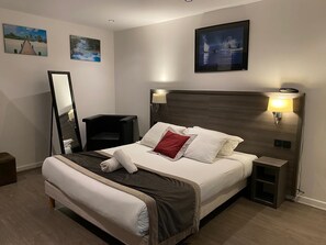 Double Room | Cribs/infant beds, rollaway beds, free WiFi, bed sheets - Luxor Bastille Hôtel (Paris)