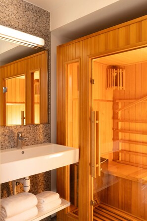 Suite Deluxe, sauna | Ropa de cama de alta calidad, minibar, caja fuerte