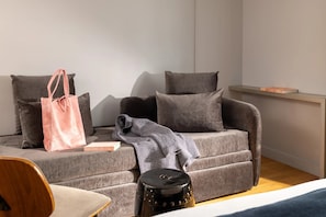 Suite Deluxe | Área de sala de estar | Televisión LED de 82 cm con canales vía satélite y televisión
