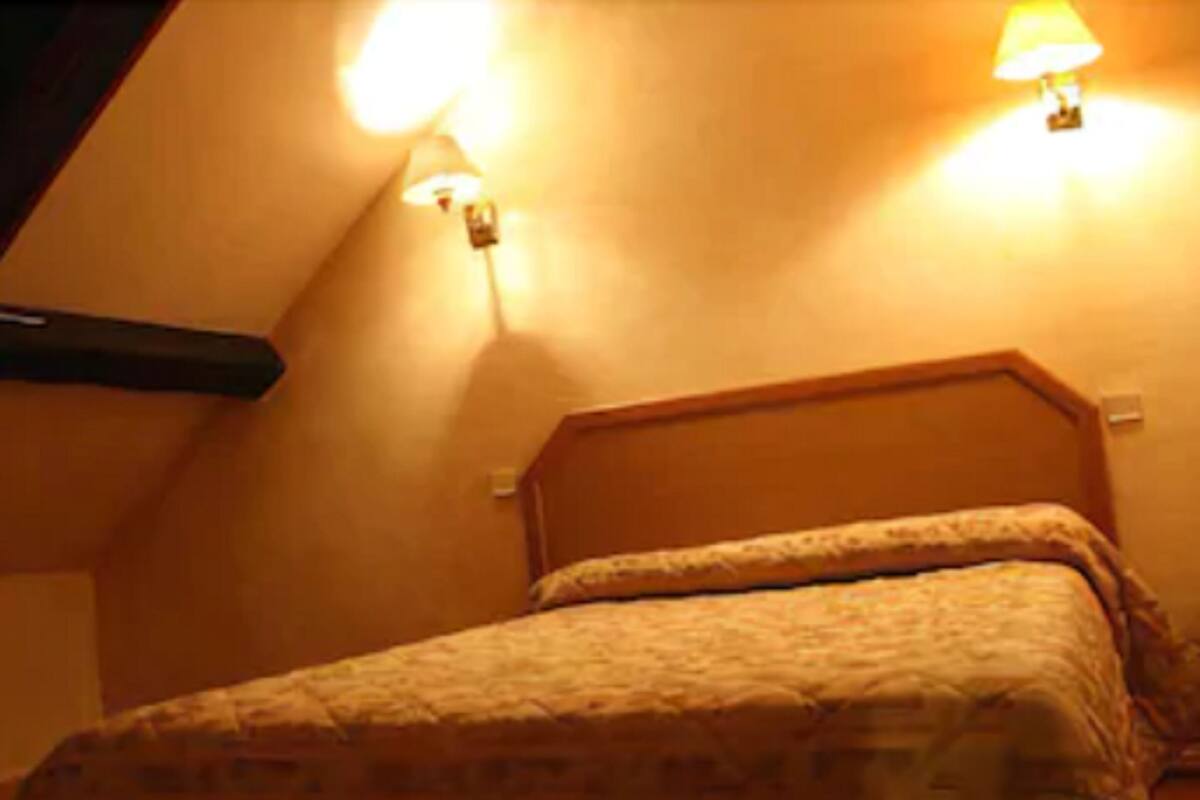 Desk, soundproofing, WiFi (free), bed sheets