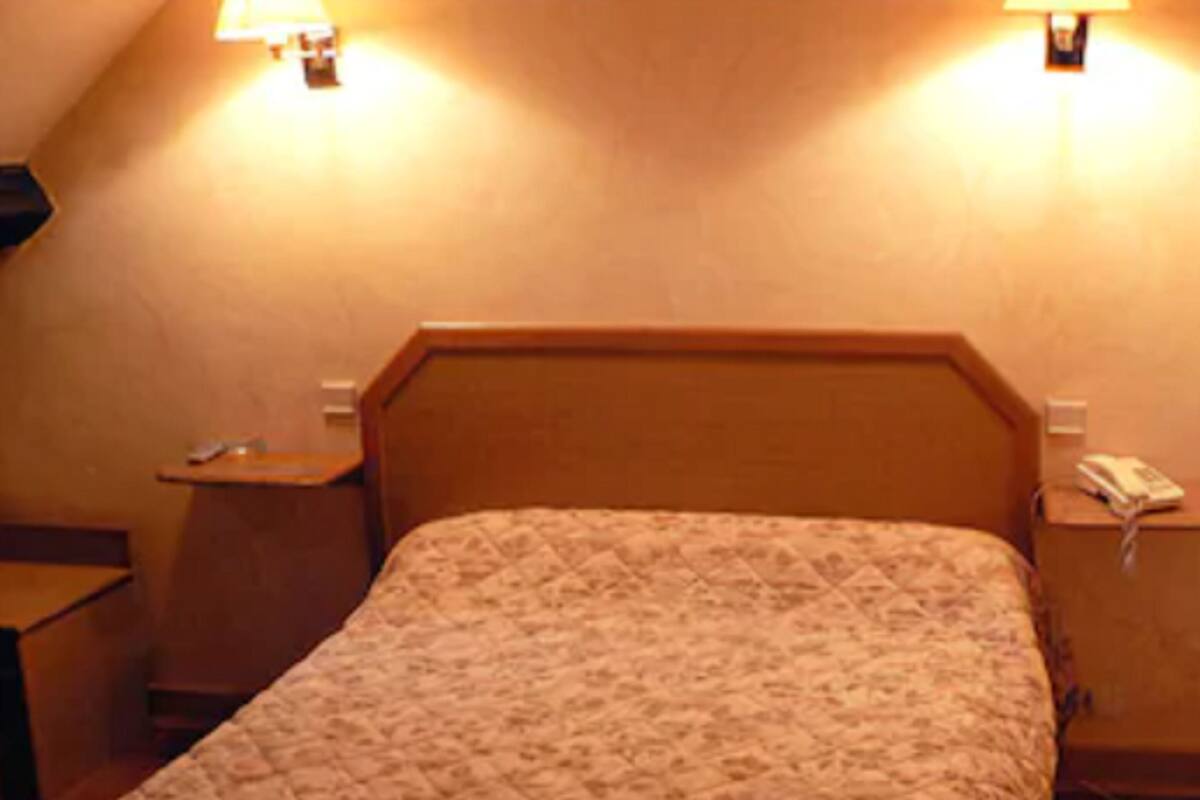 Standard Double Room | Desk, soundproofing, WiFi (free), bed sheets